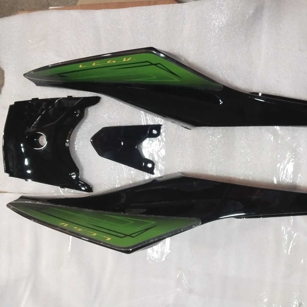 R15 V2 TAIL PANEL BLACK/GREEN