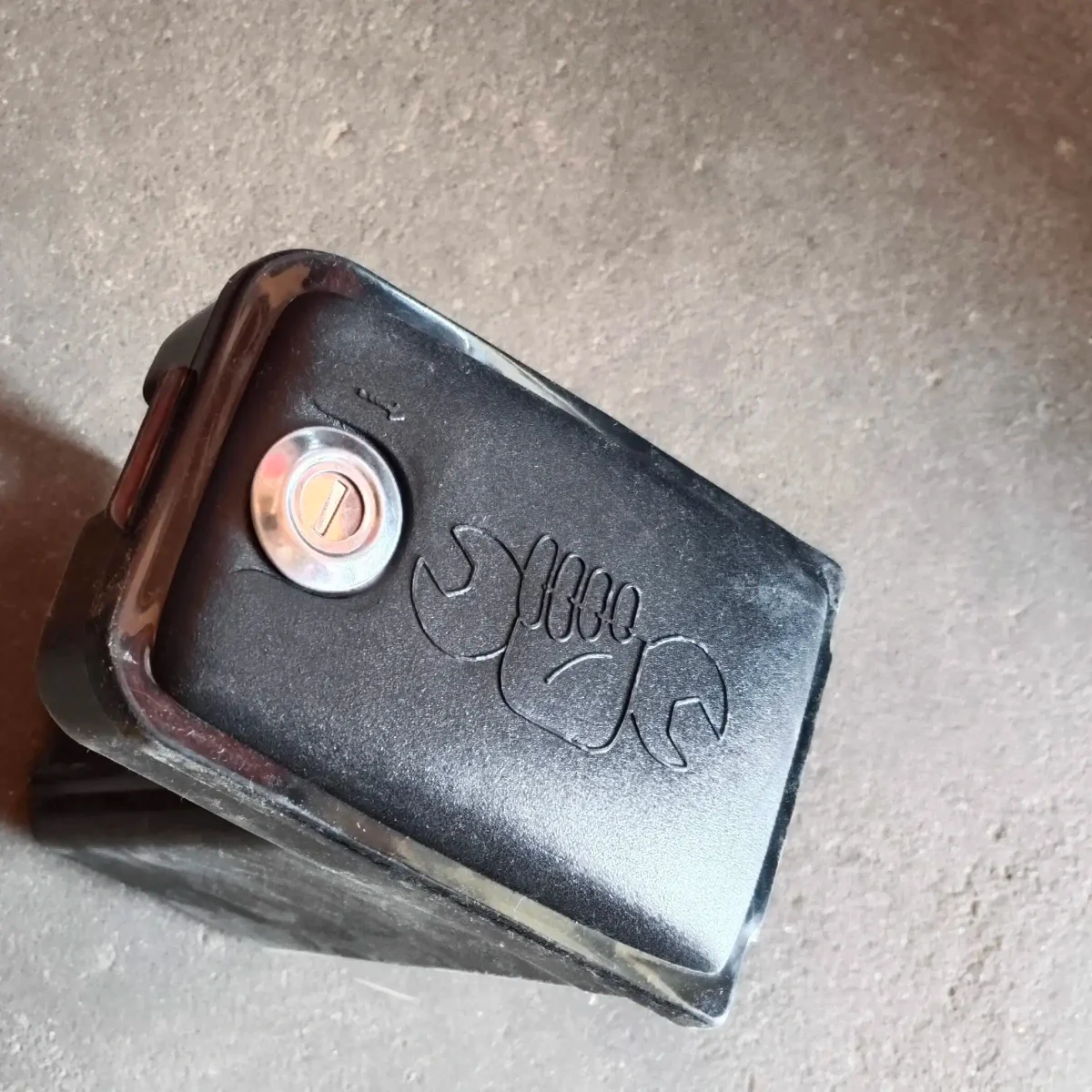 TOOL BOX W/LOCK ASSY (5SPEED.613)