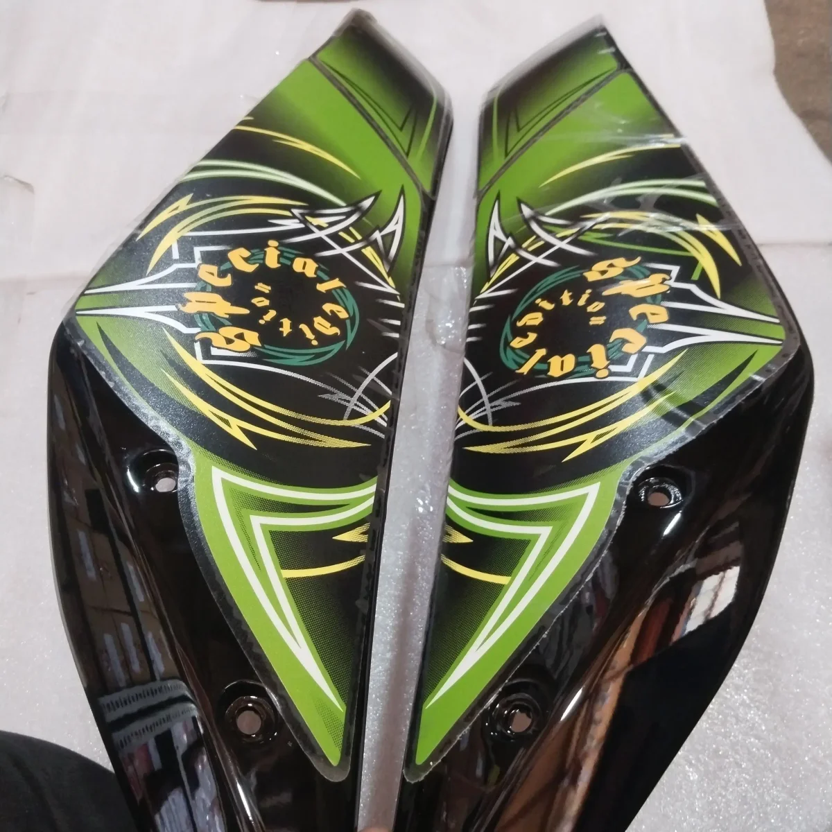 R15 V2 PANEL 1&2 BLACK/GREEN 2