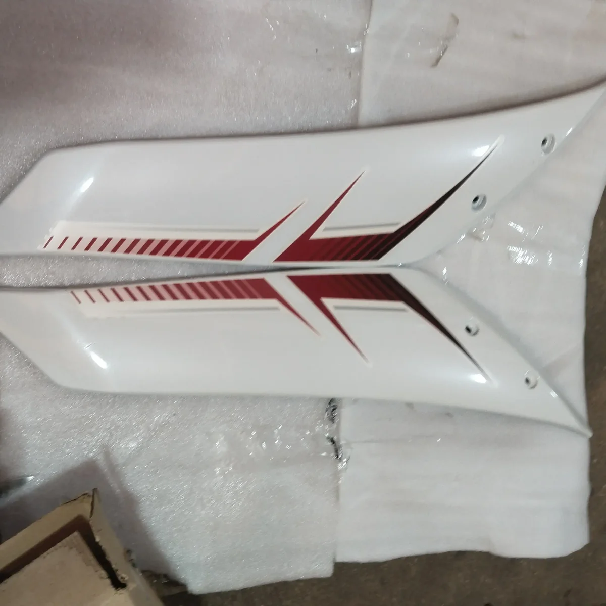 R15 V2 PANEL 1&2 WHITE/RED(F)