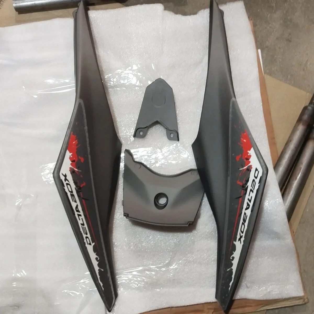 R15 V2 TAIL PANEL M.GREY/ORANGE