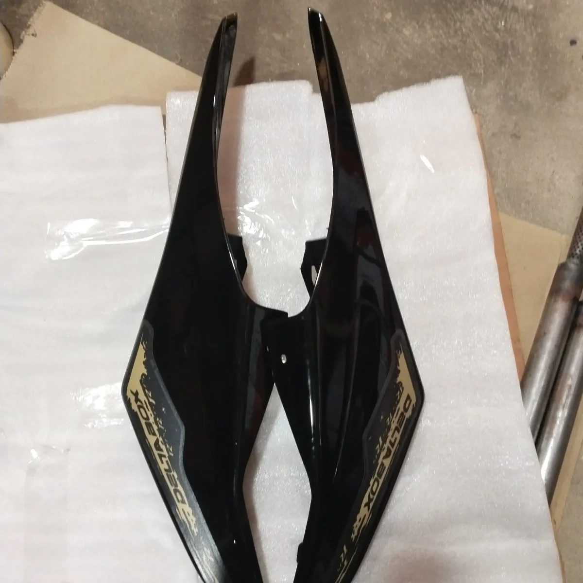 R15 V2 TAIL PANEL BLACK/GOLDEN 2