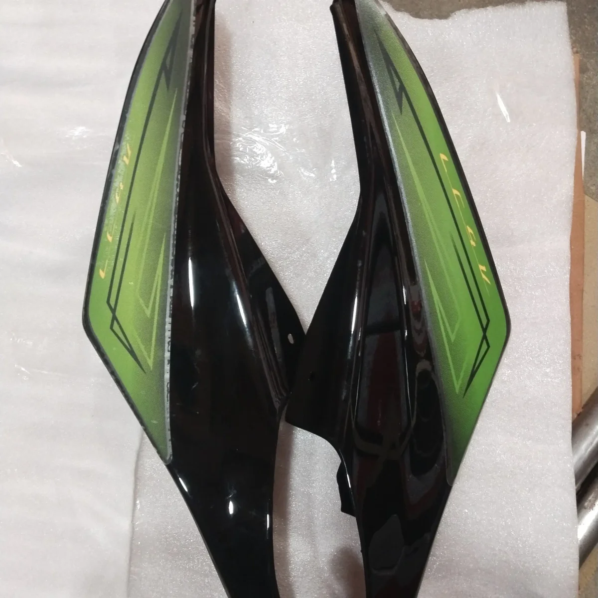 R15 V2 TAIL PANEL BLACK/GREEN 2