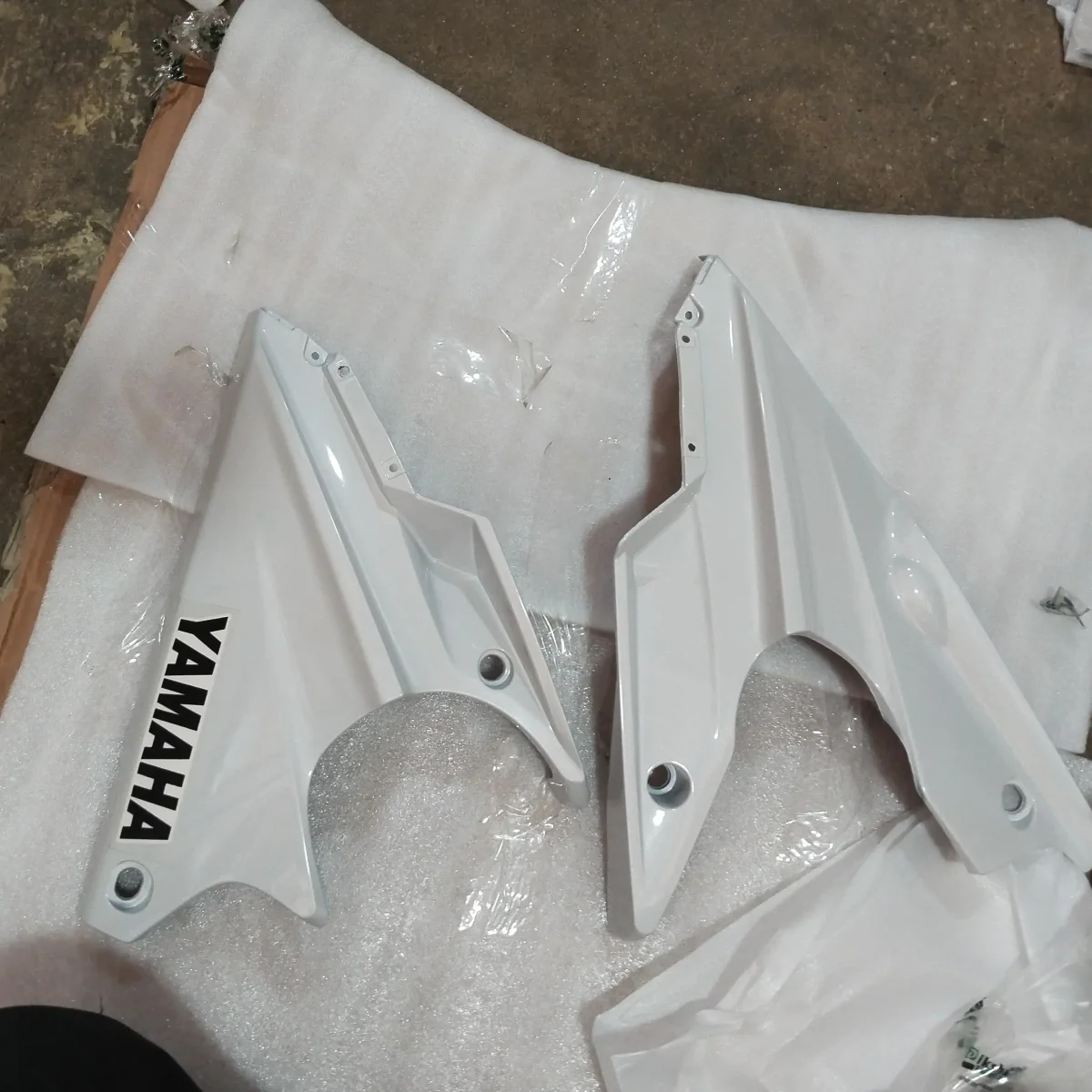 R15 V1 V2 ENGINE GUARD WHITE