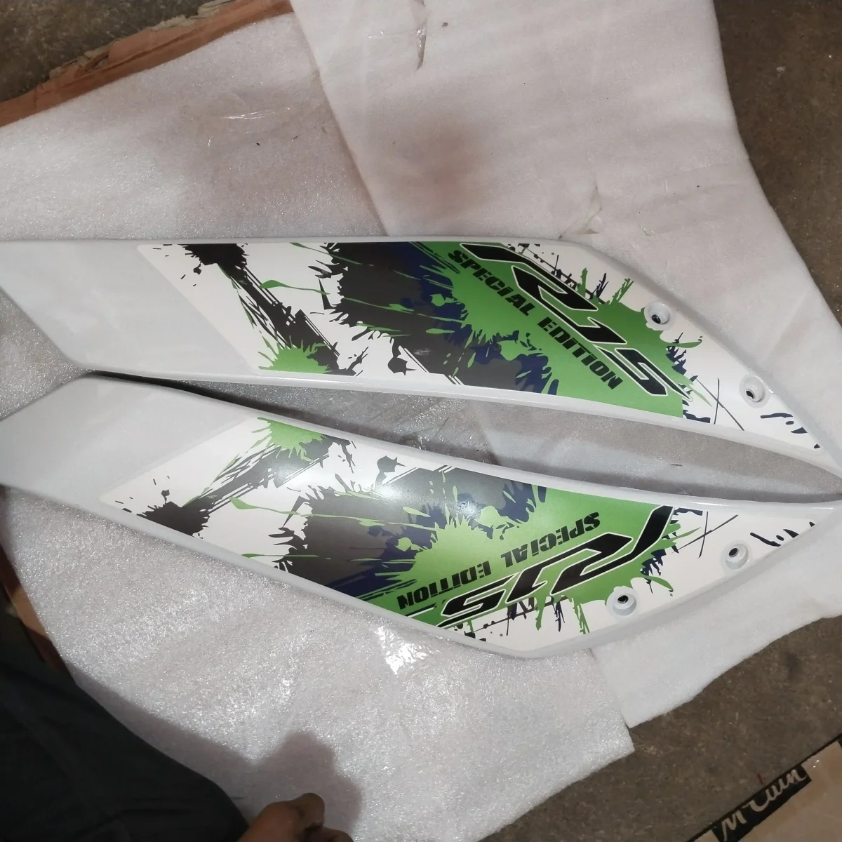 R15 V2 PANEL 1&2 WHITE/GREEN