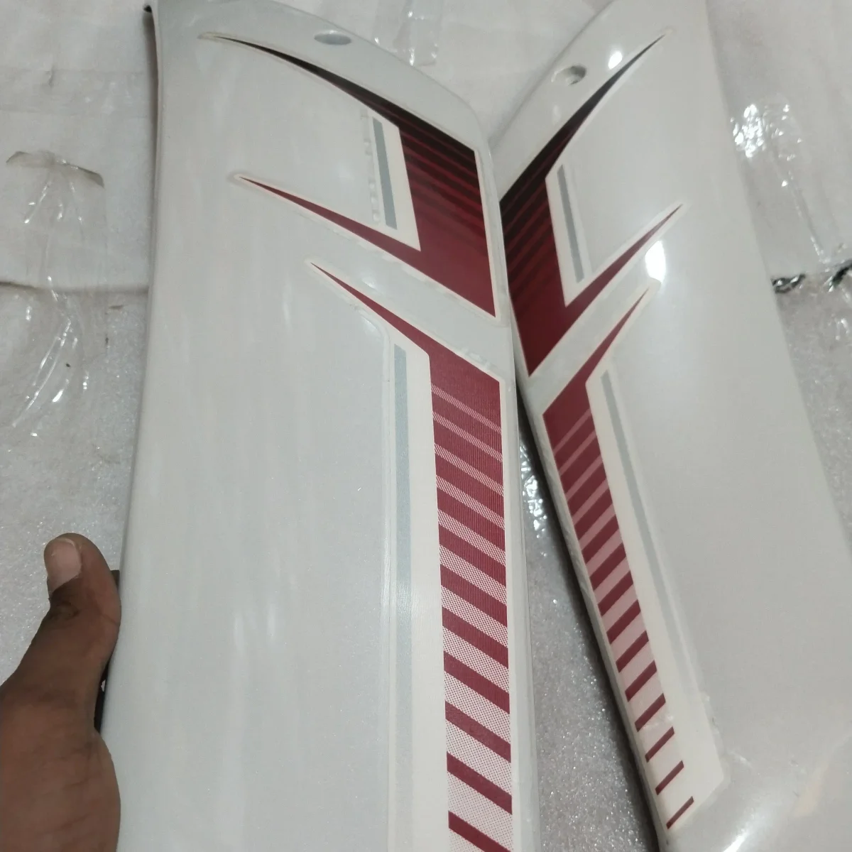 R15 V2 PANEL 1&2 WHITE/RED(F) 2