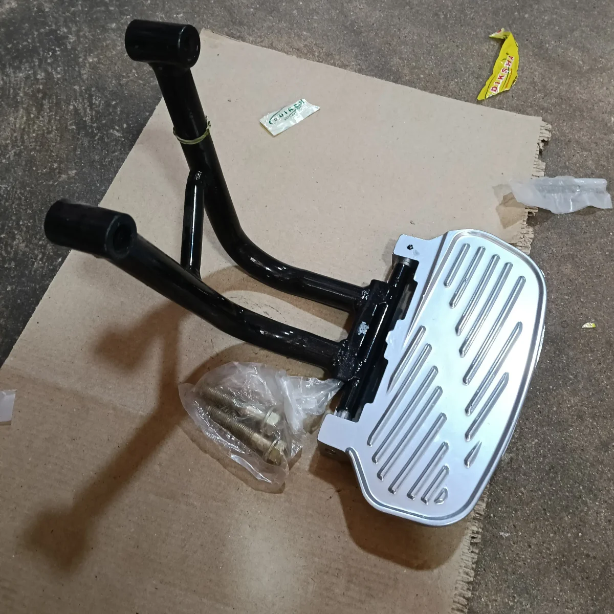 REAR FOOTREST ASSY W/BRACKET RAY