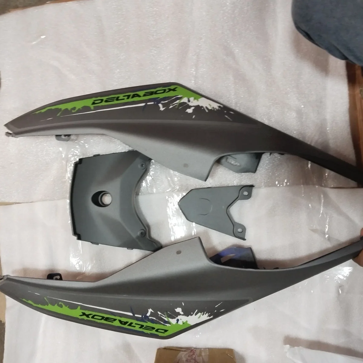 R15 V2 TAIL PANEL MATT GREY/GREEN