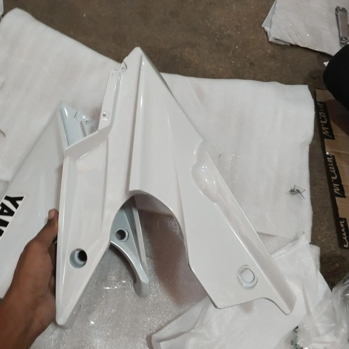 R15 V1 V2 ENGINE GUARD WHITE 2