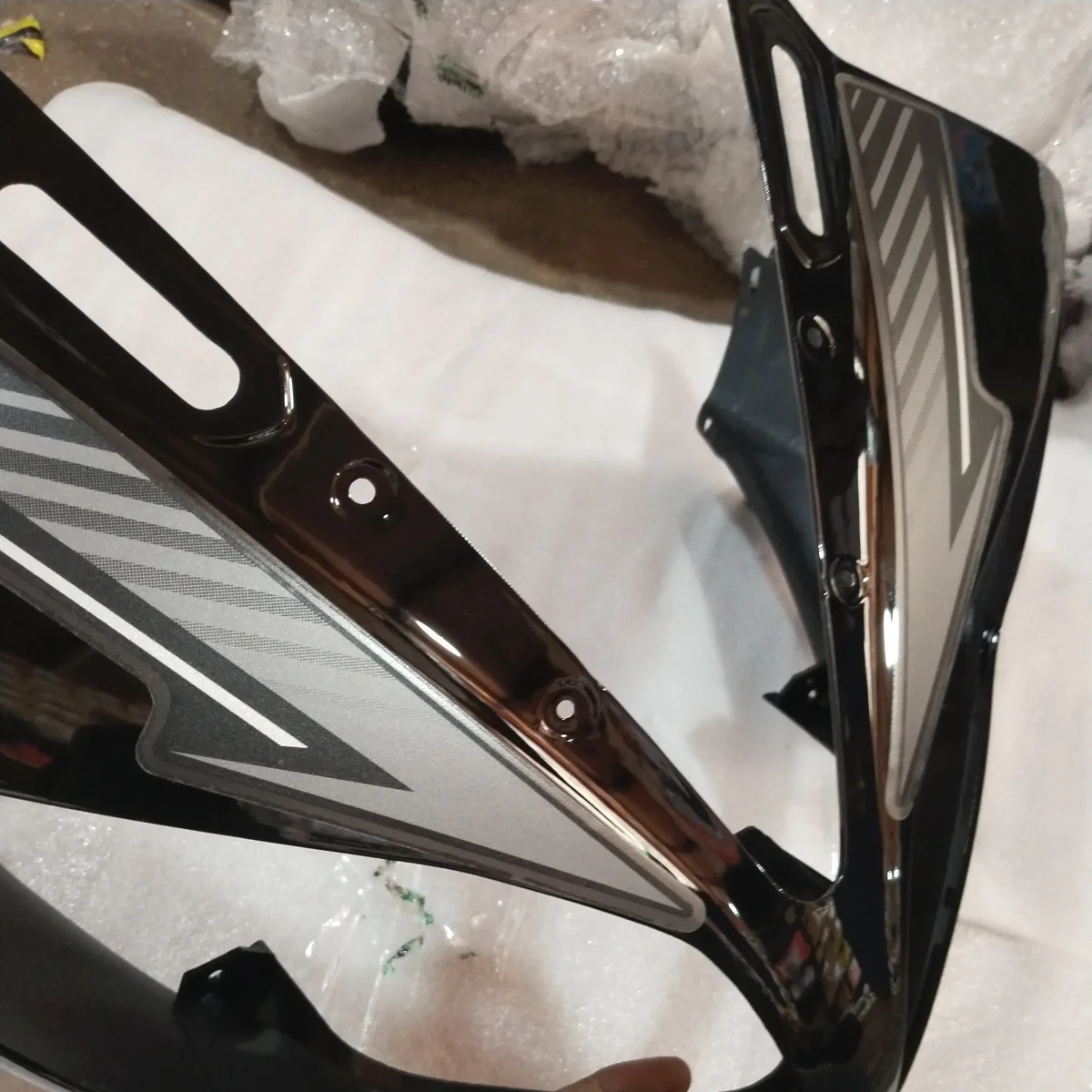 R15 V2 HEAD LIGHT VISOR BLACK/GREY 2