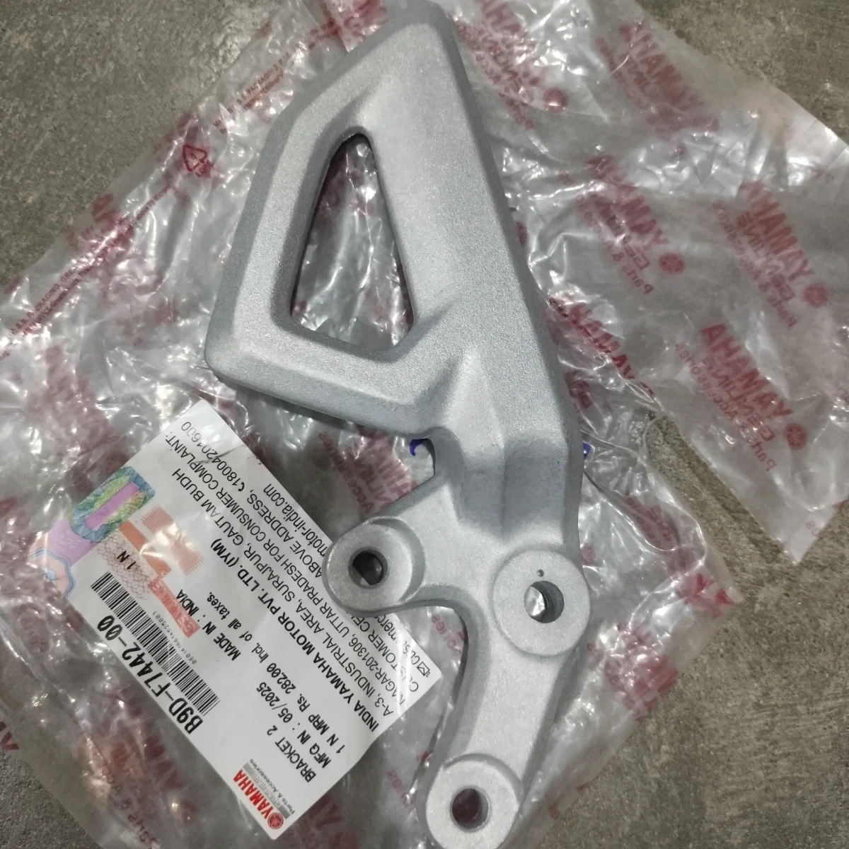 FOOT REST BRAKET LEFT SIDE MT V1 V2