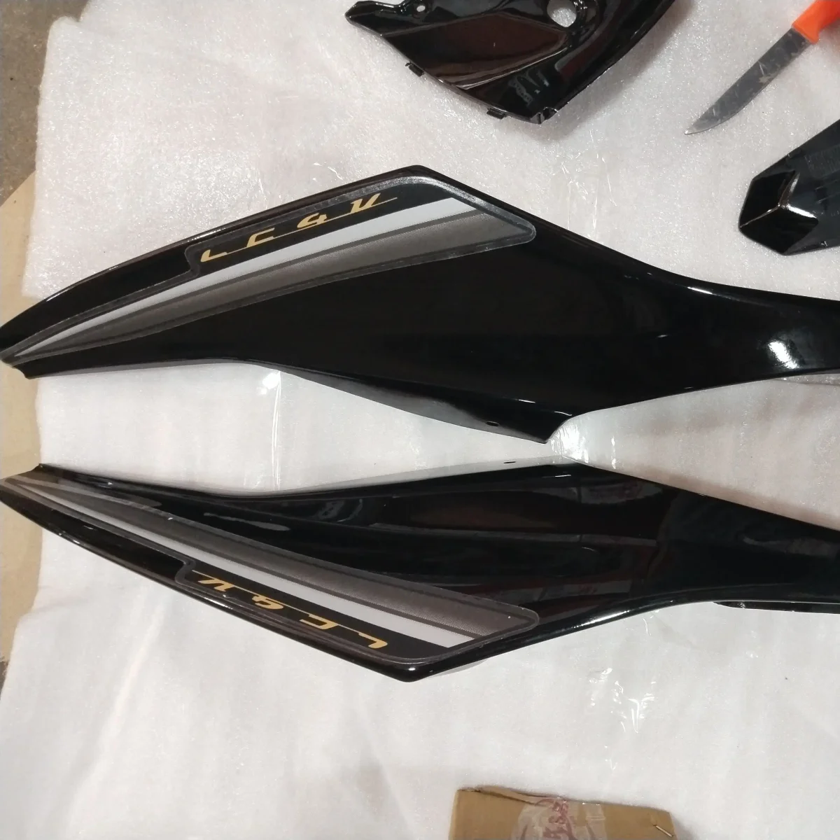 R15 V2 TAIL PANEL BLACK/GREY