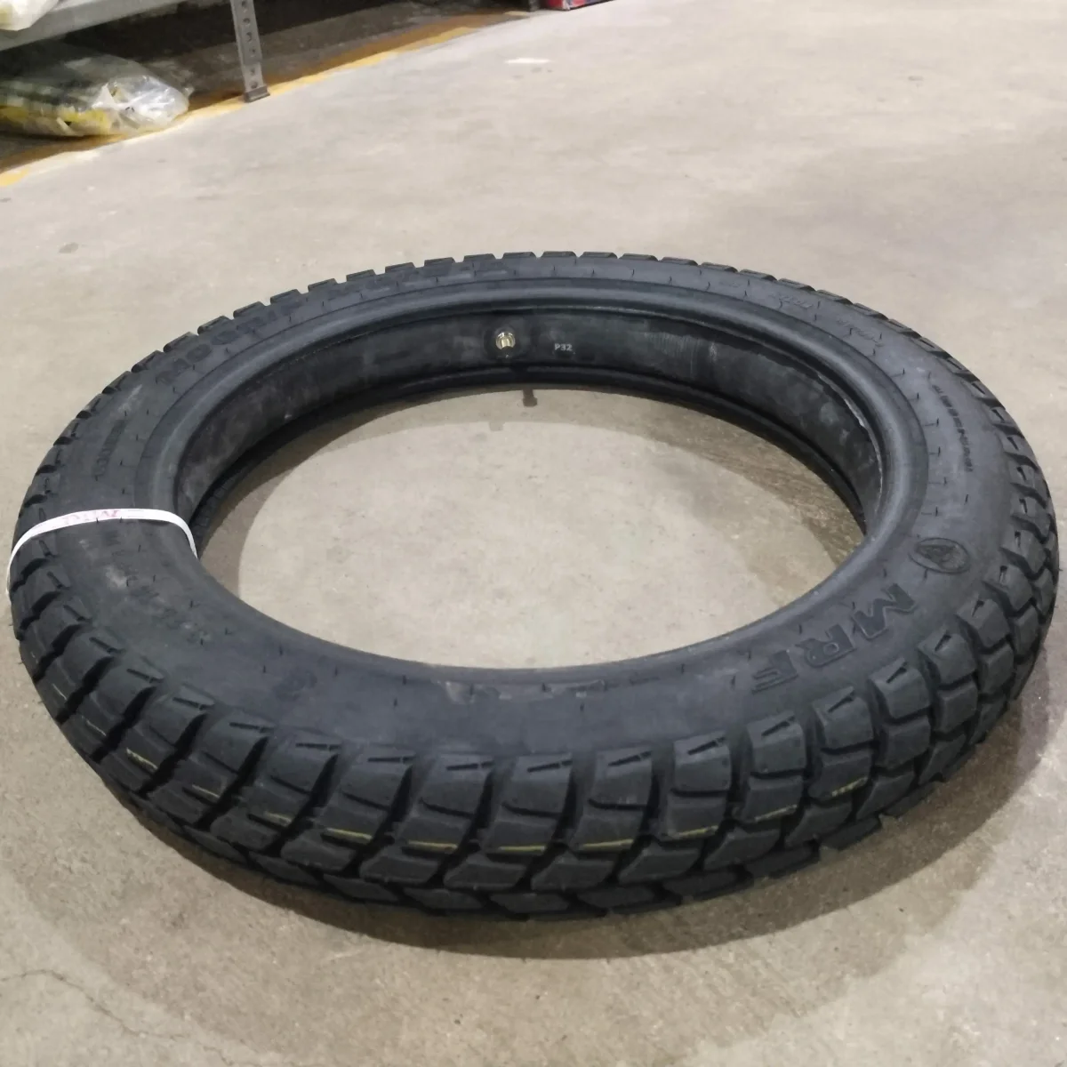 REAR TYRE YEZDI SIZE 3*25*16 SUTIBLE FOR RX SERIES SPLENDOR/ SUZUKI ZAWA 2