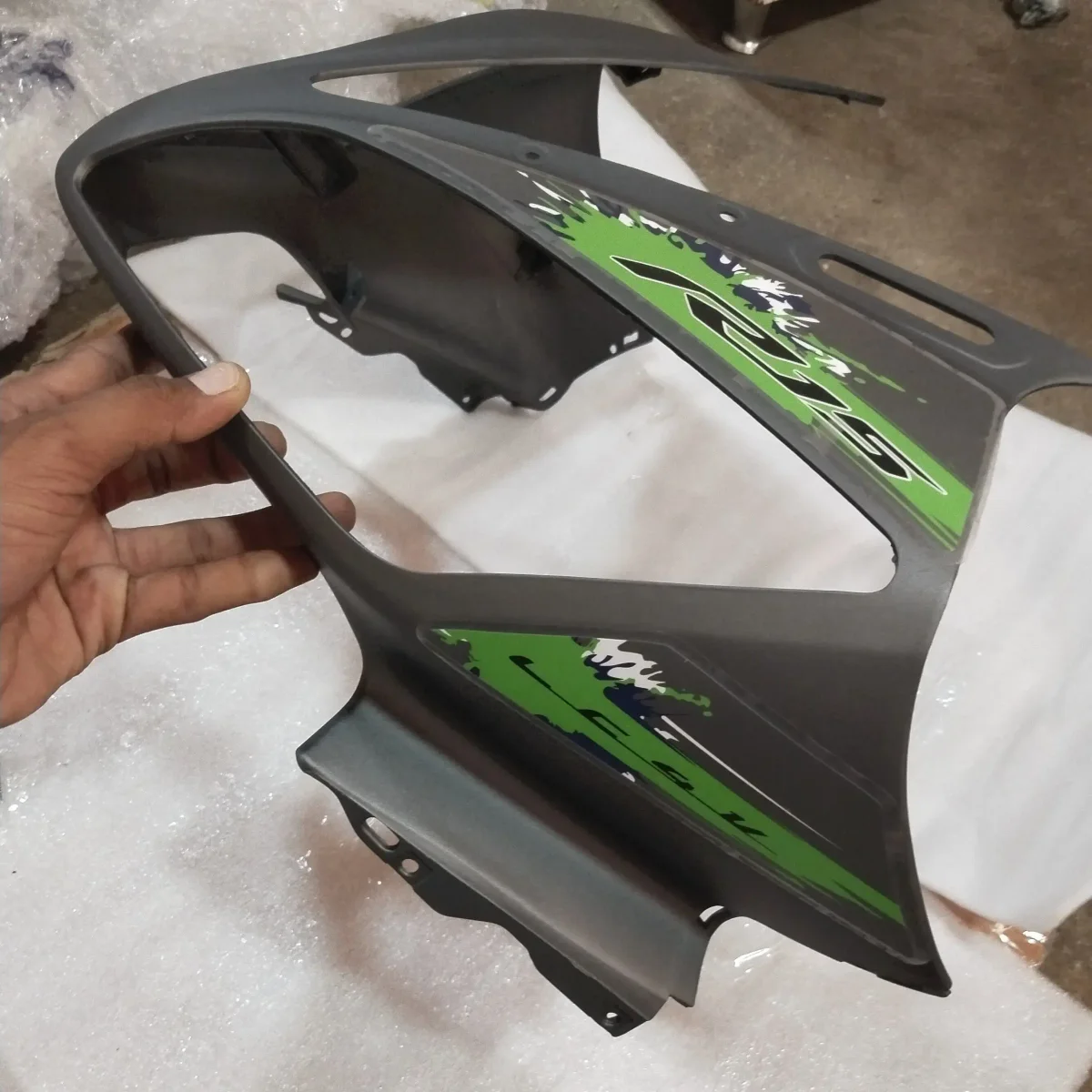 R15 V2 HEAD LIGHT VISOR MATT GREY/GREEN 2