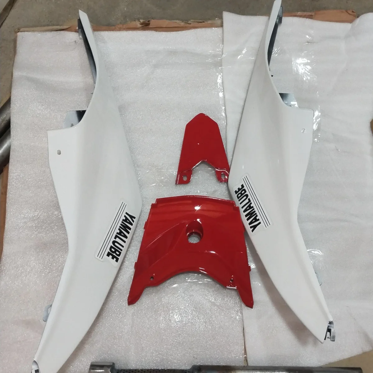 R15 V2 TAIL PANEL WHITE/RED