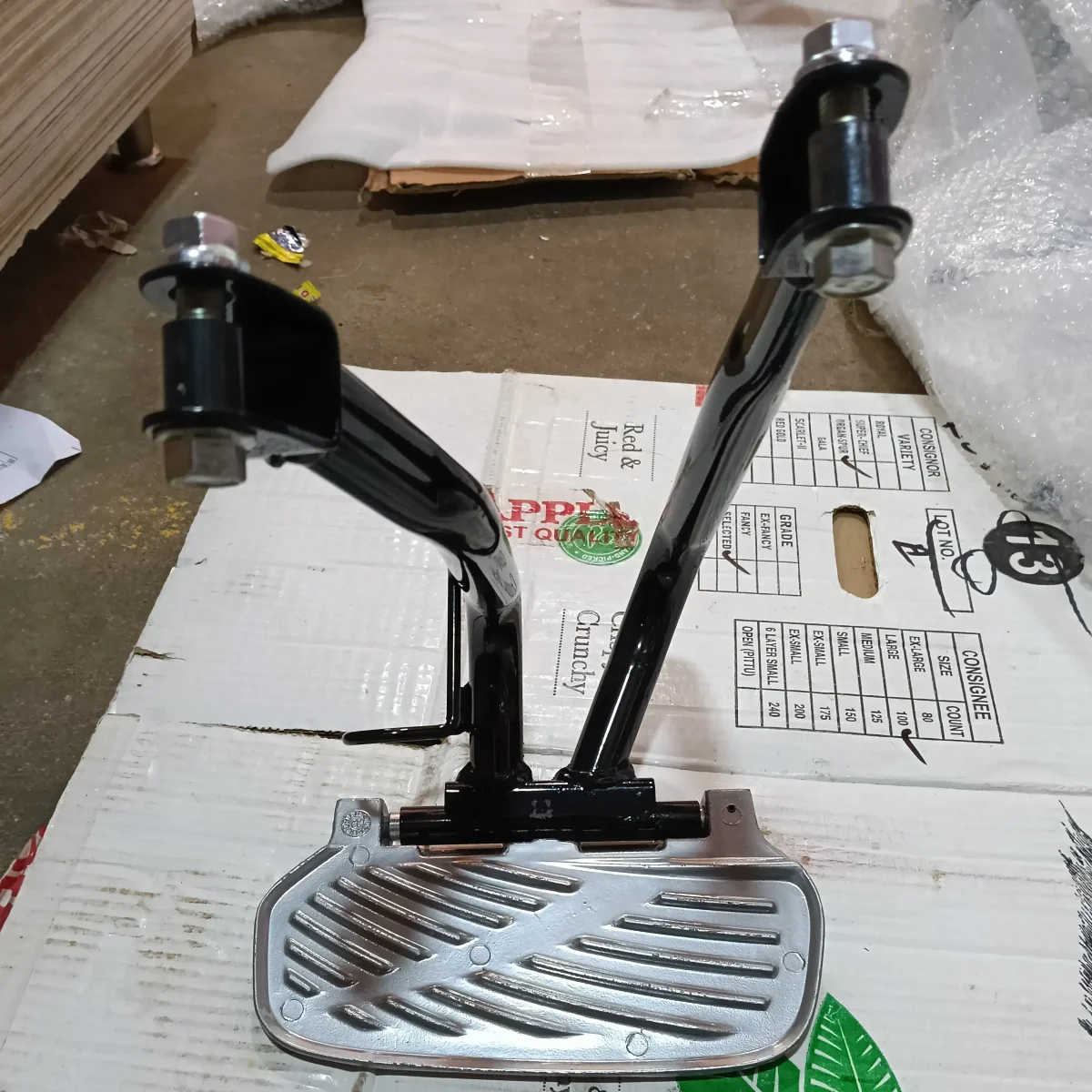 REAR FOOTRES W/BRACKET RAY BS6 2