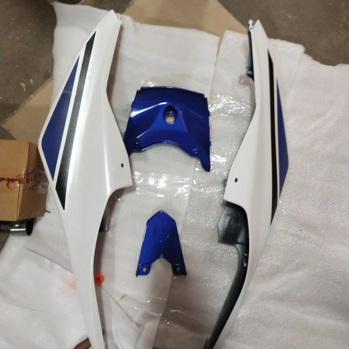 R15 V2 TAIL PANEL WHITE/BLUE