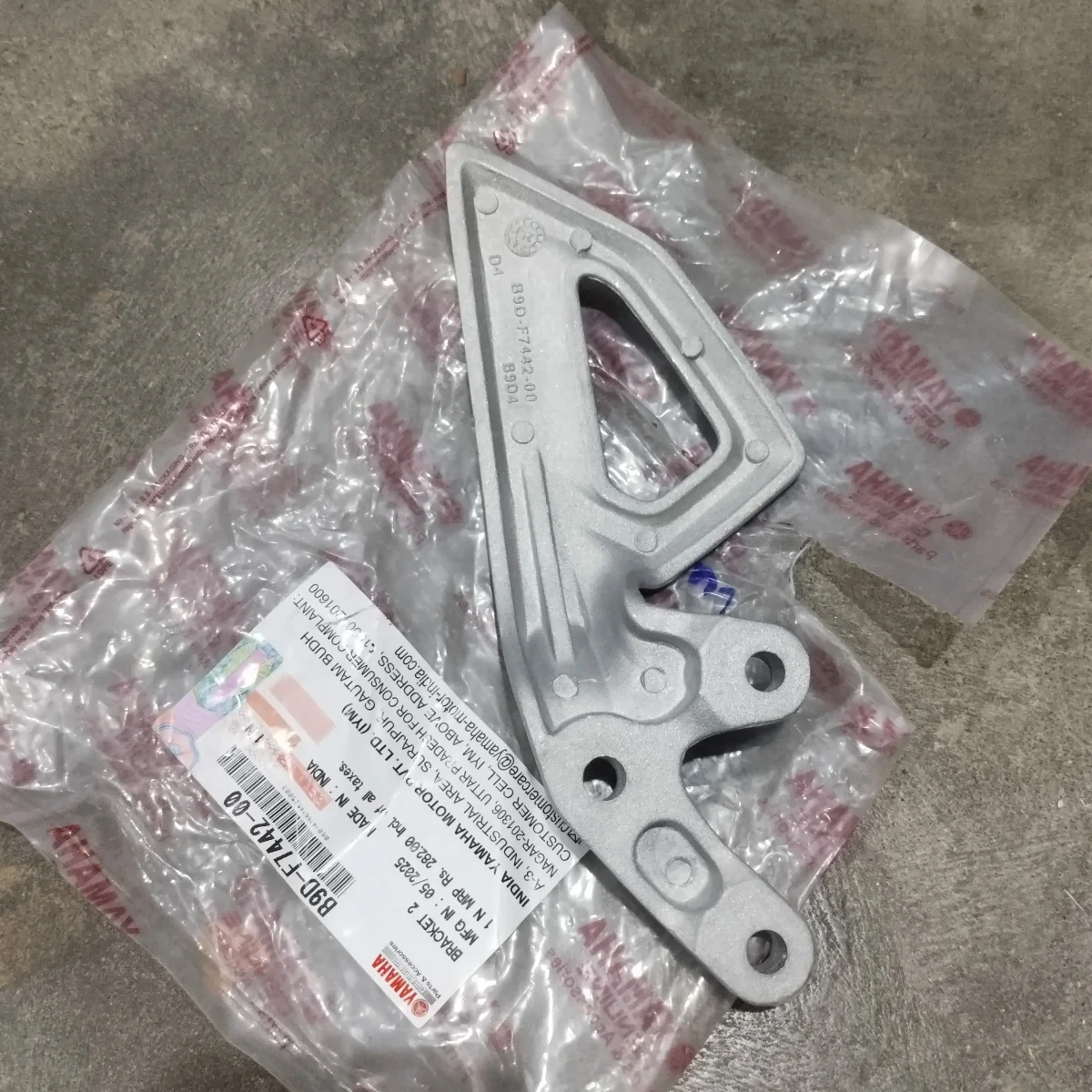 FOOT REST BRAKET LEFT SIDE MT V1 V2 2