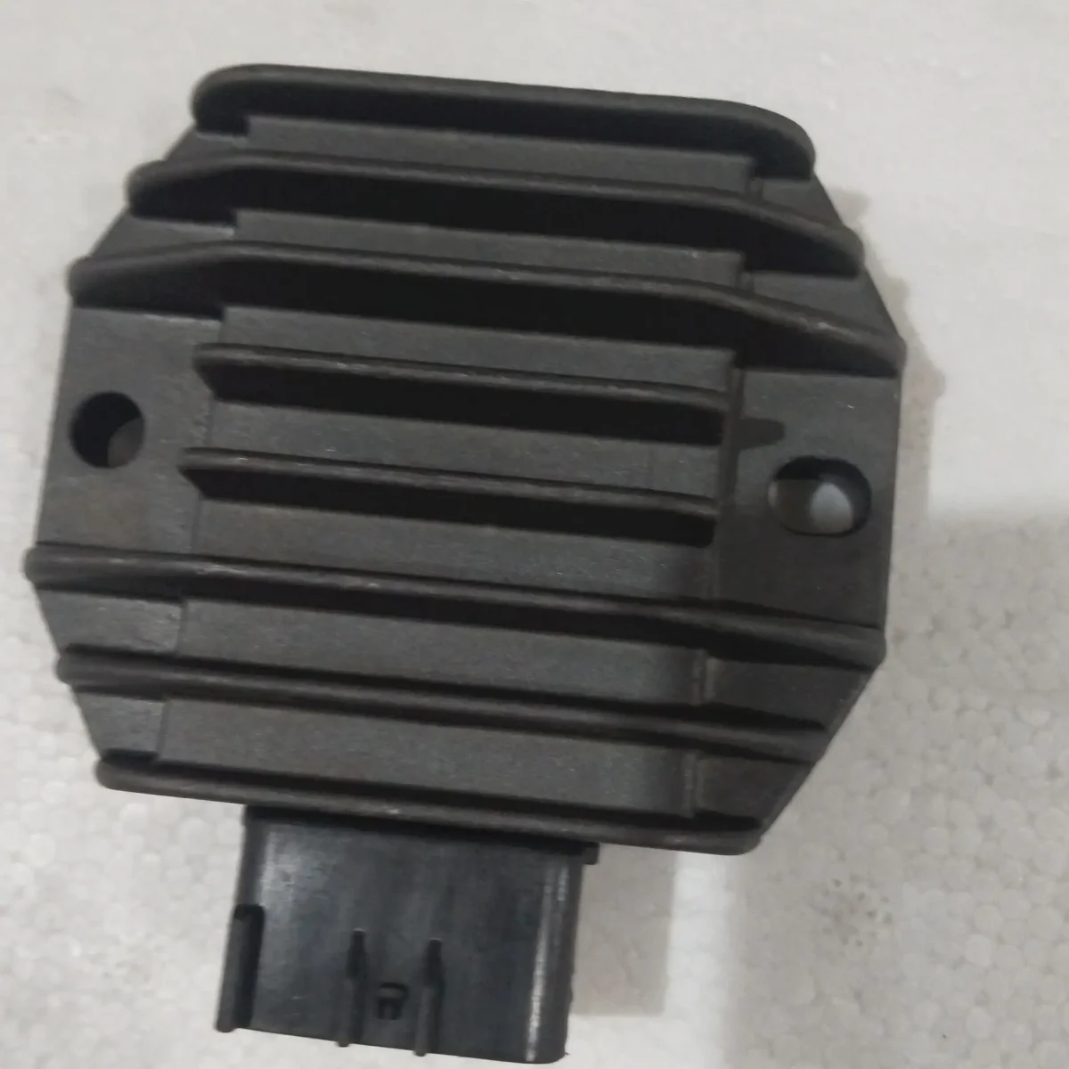 R15 V2 REGULATOR 6 PIN