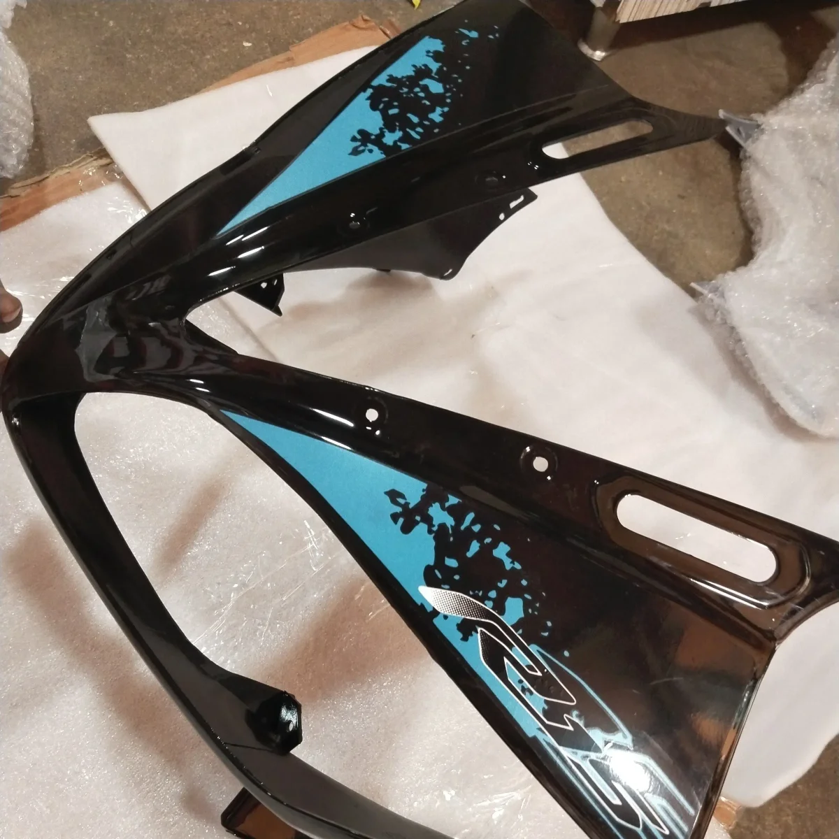 R15 V2 HEAD LIGHT VISOR BLACK/CYAN 2