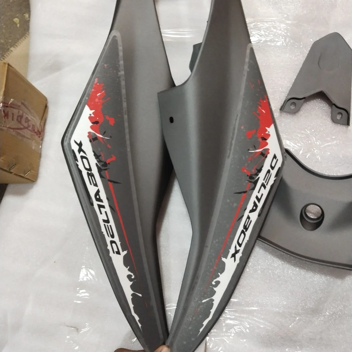 R15 V2 TAIL PANEL M.GREY/ORANGE 2