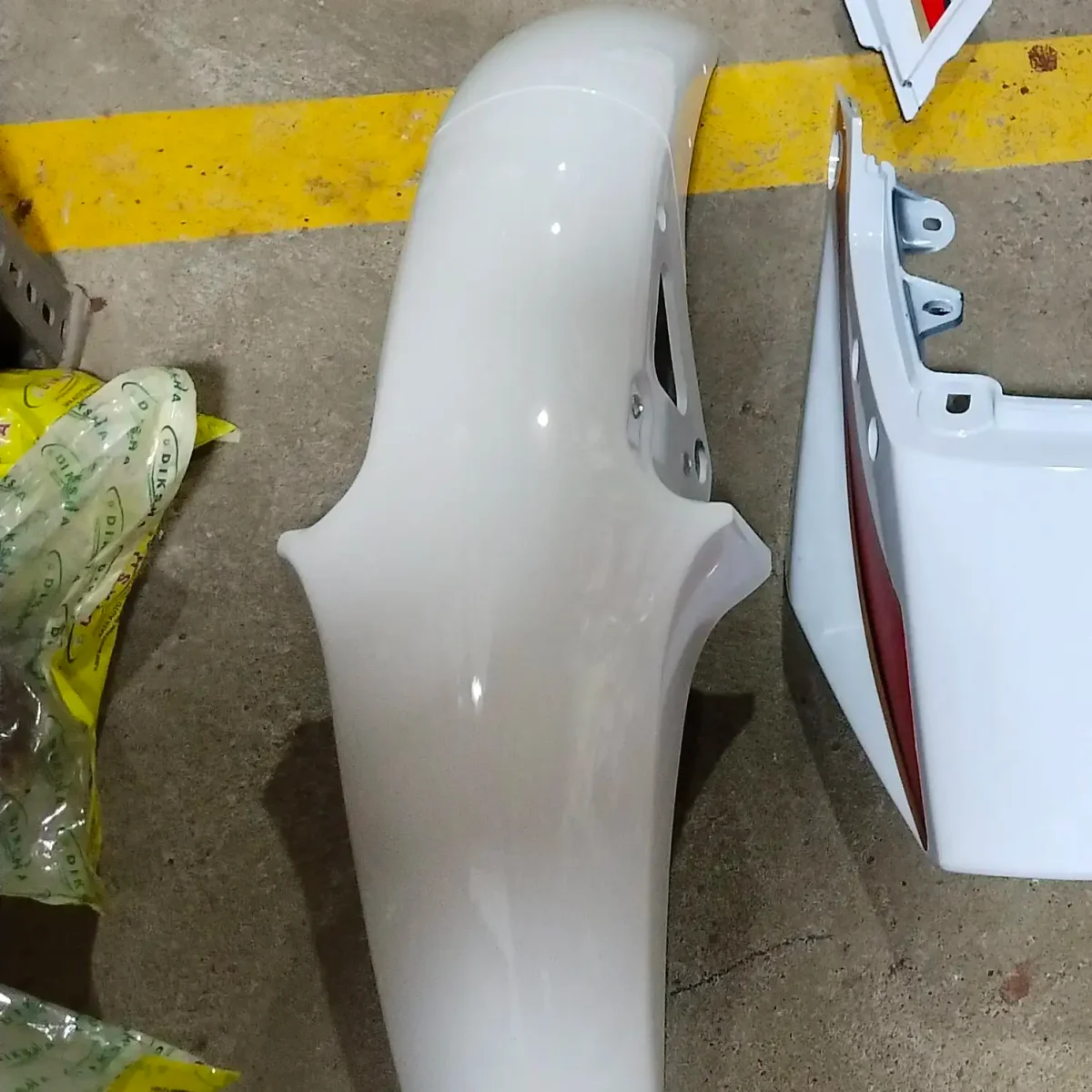 FRONT MUDGUARD (WHITE) (RXZ.656W) 2