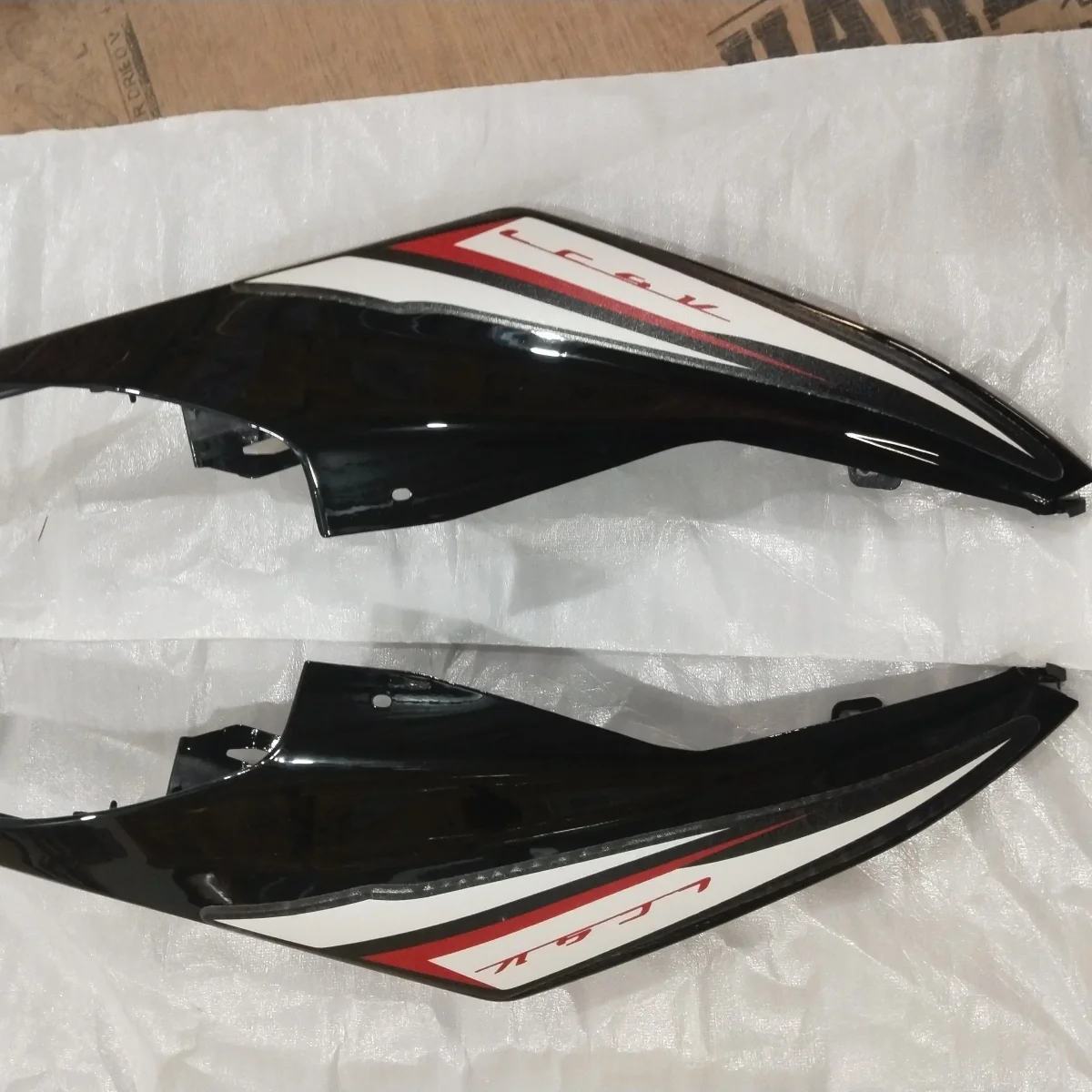 R15 V2 TAIL PANEL BLACK RED 2