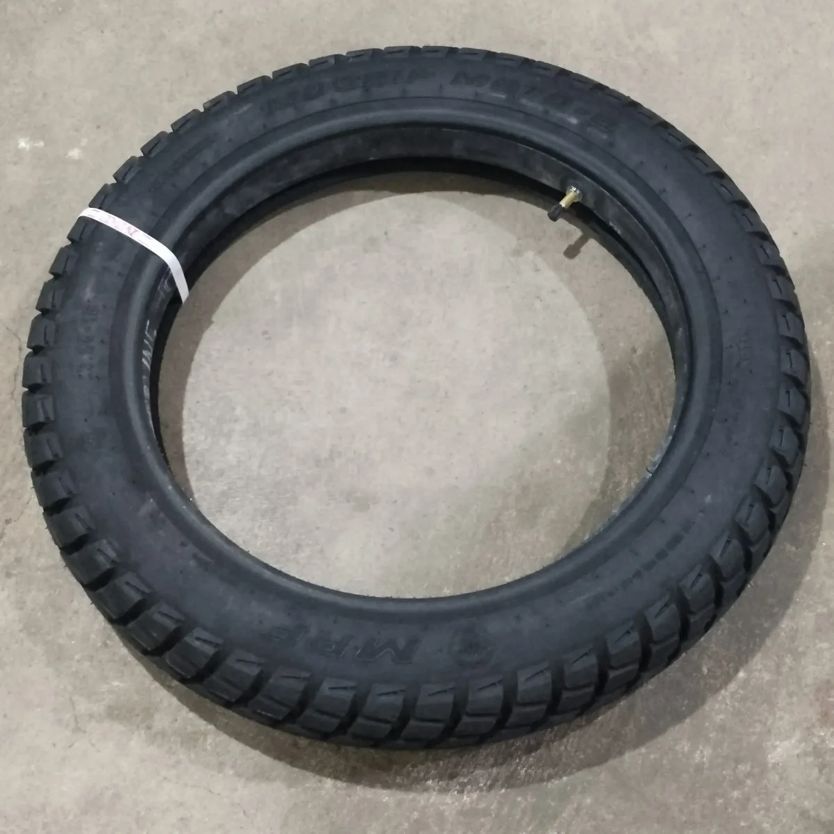 REAR TYRE YEZDI SIZE 3*25*16 SUTIBLE FOR RX SERIES SPLENDOR/ SUZUKI ZAWA
