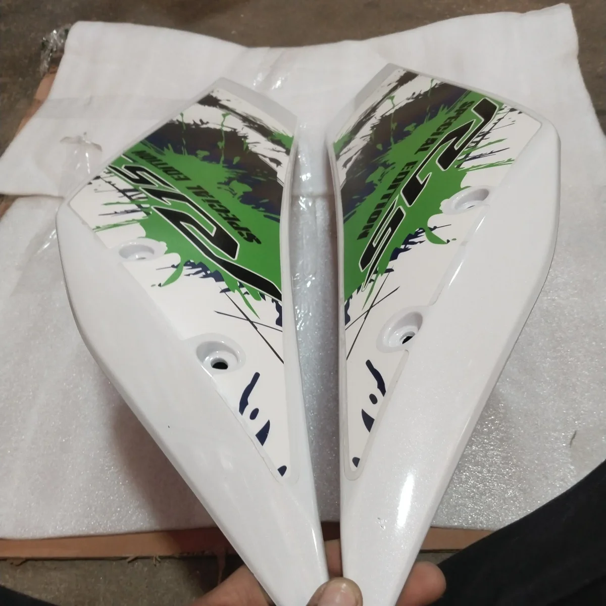 R15 V2 PANEL 1&2 WHITE/GREEN 2