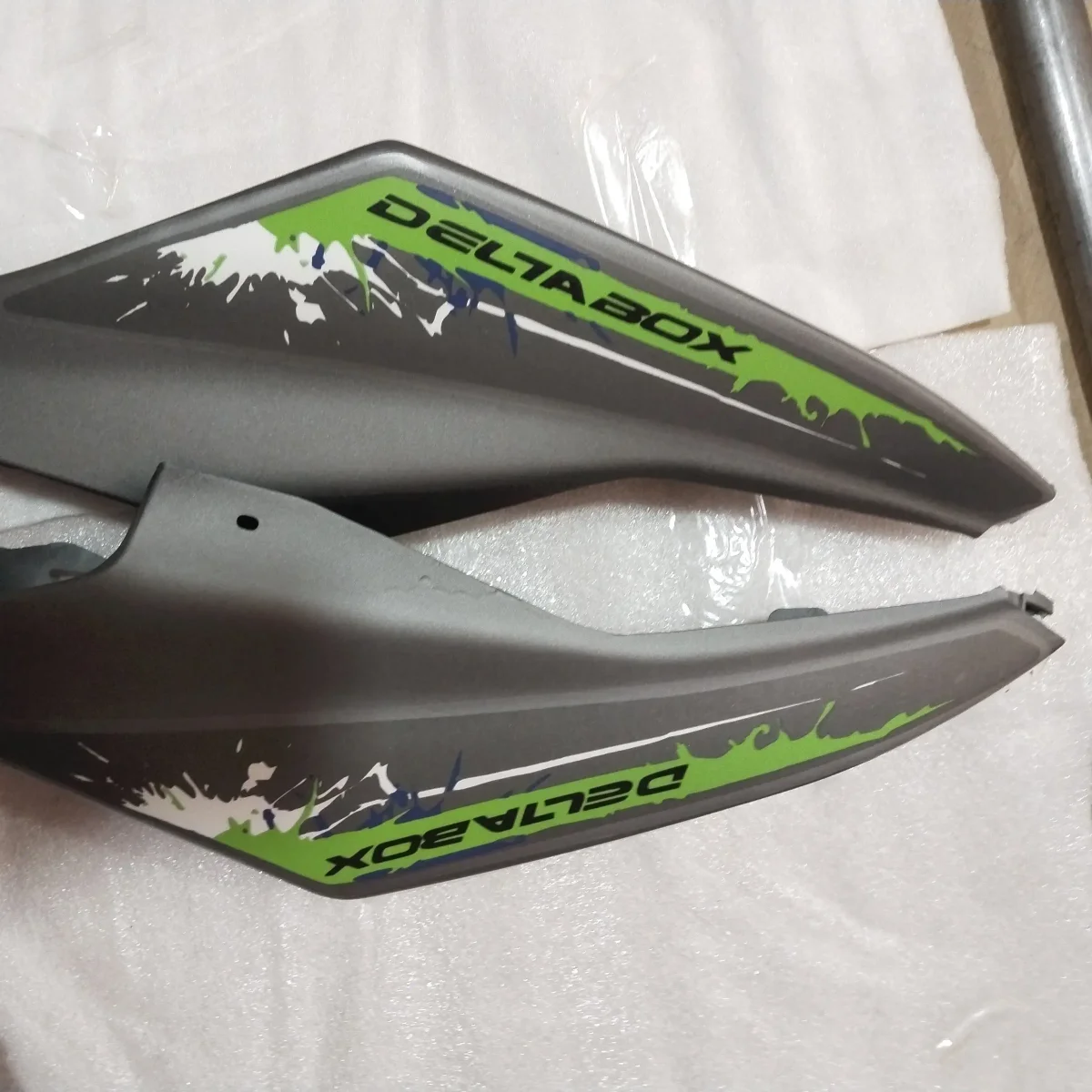 R15 V2 TAIL PANEL MATT GREY/GREEN 2