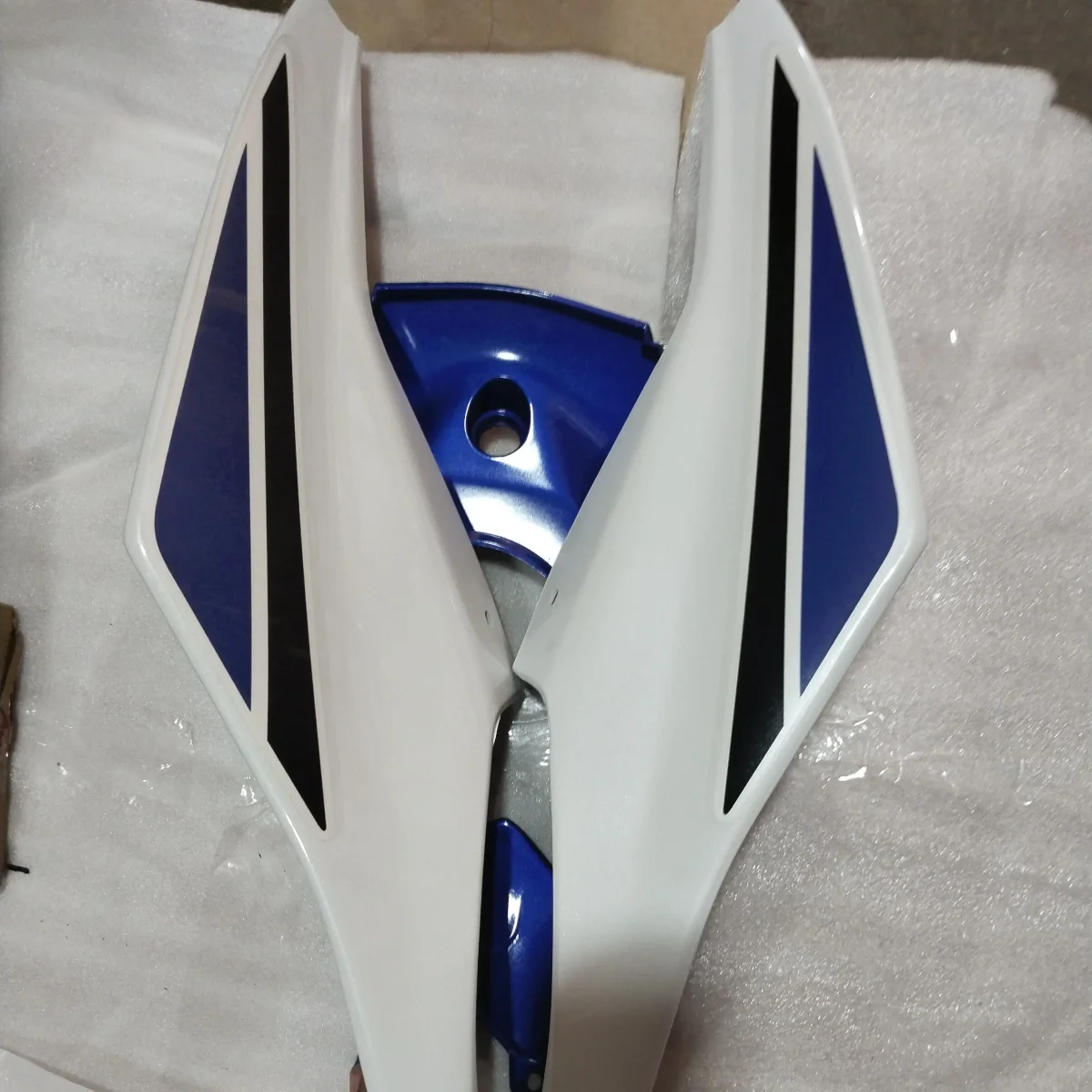 R15 V2 TAIL PANEL WHITE/BLUE 2