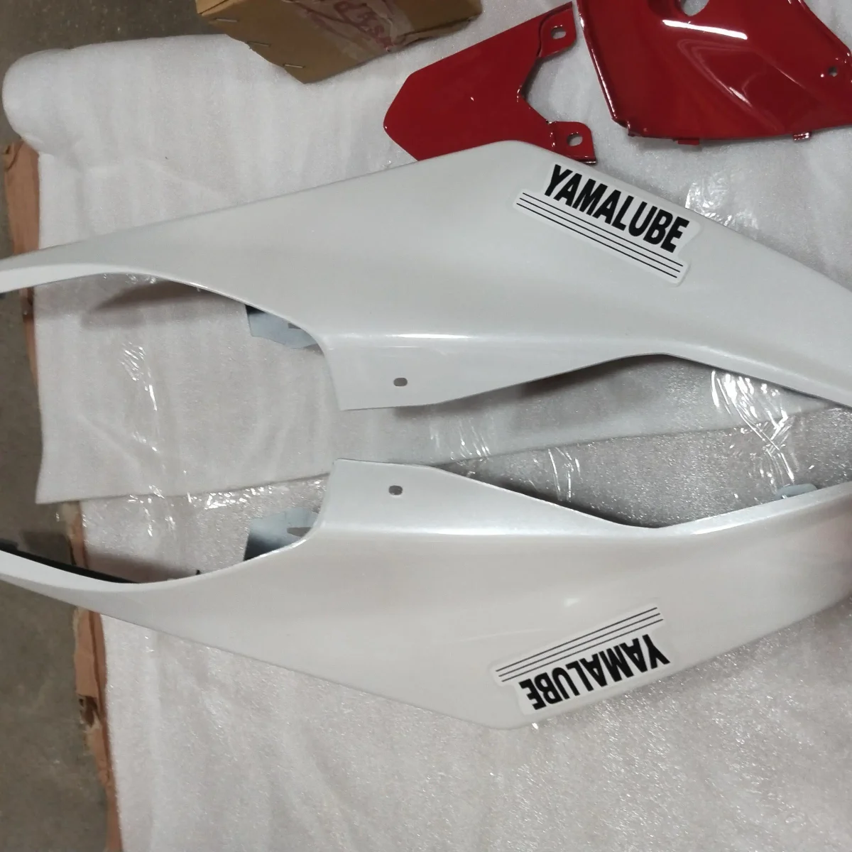 R15 V2 TAIL PANEL WHITE/RED 2